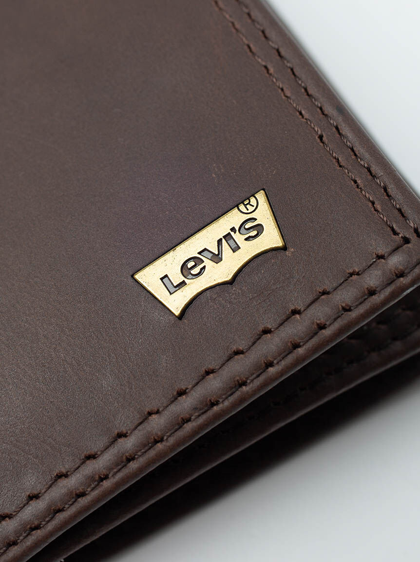 Levis mens wallet price clearance