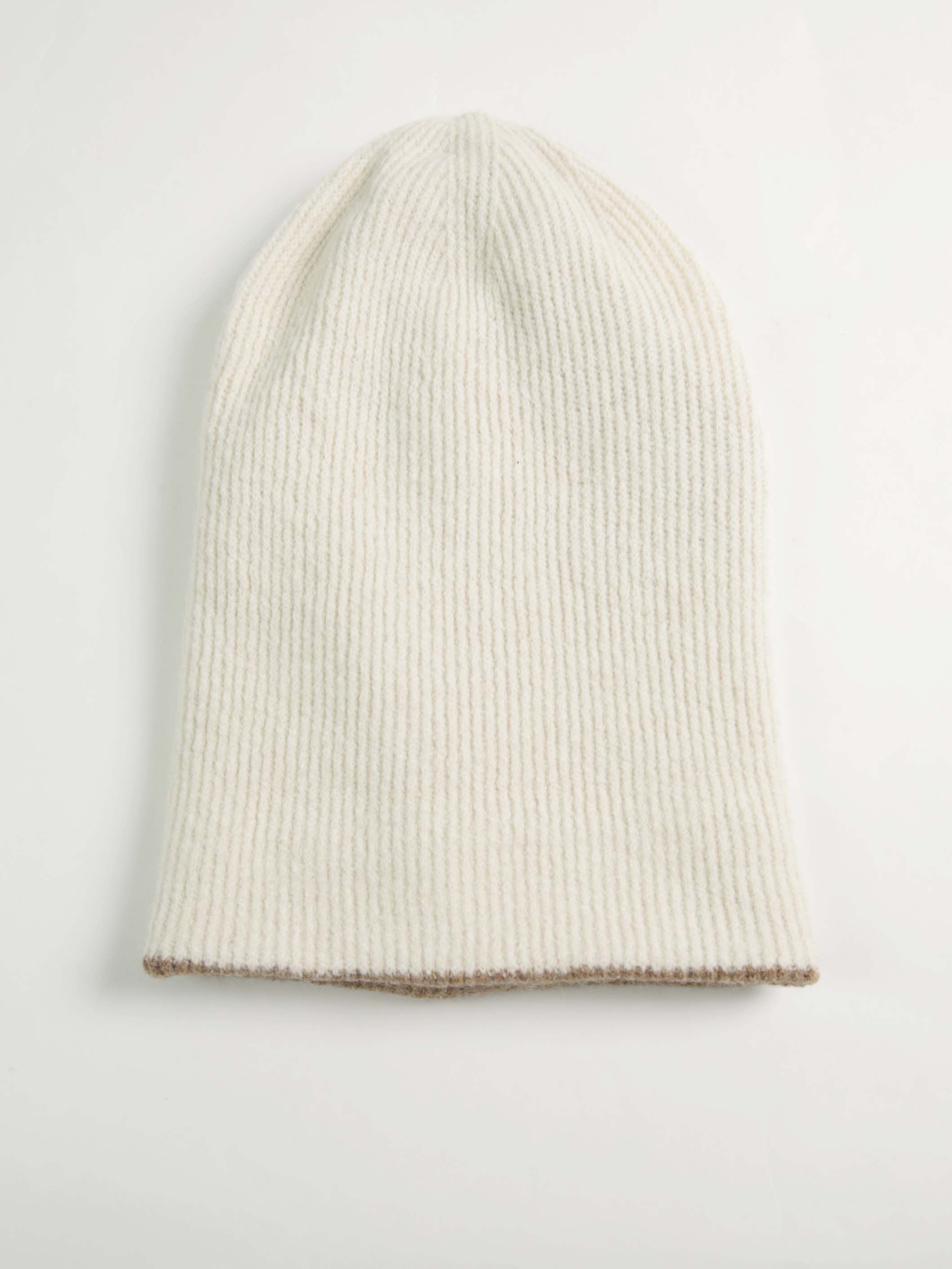 reversible winter hat Image 2