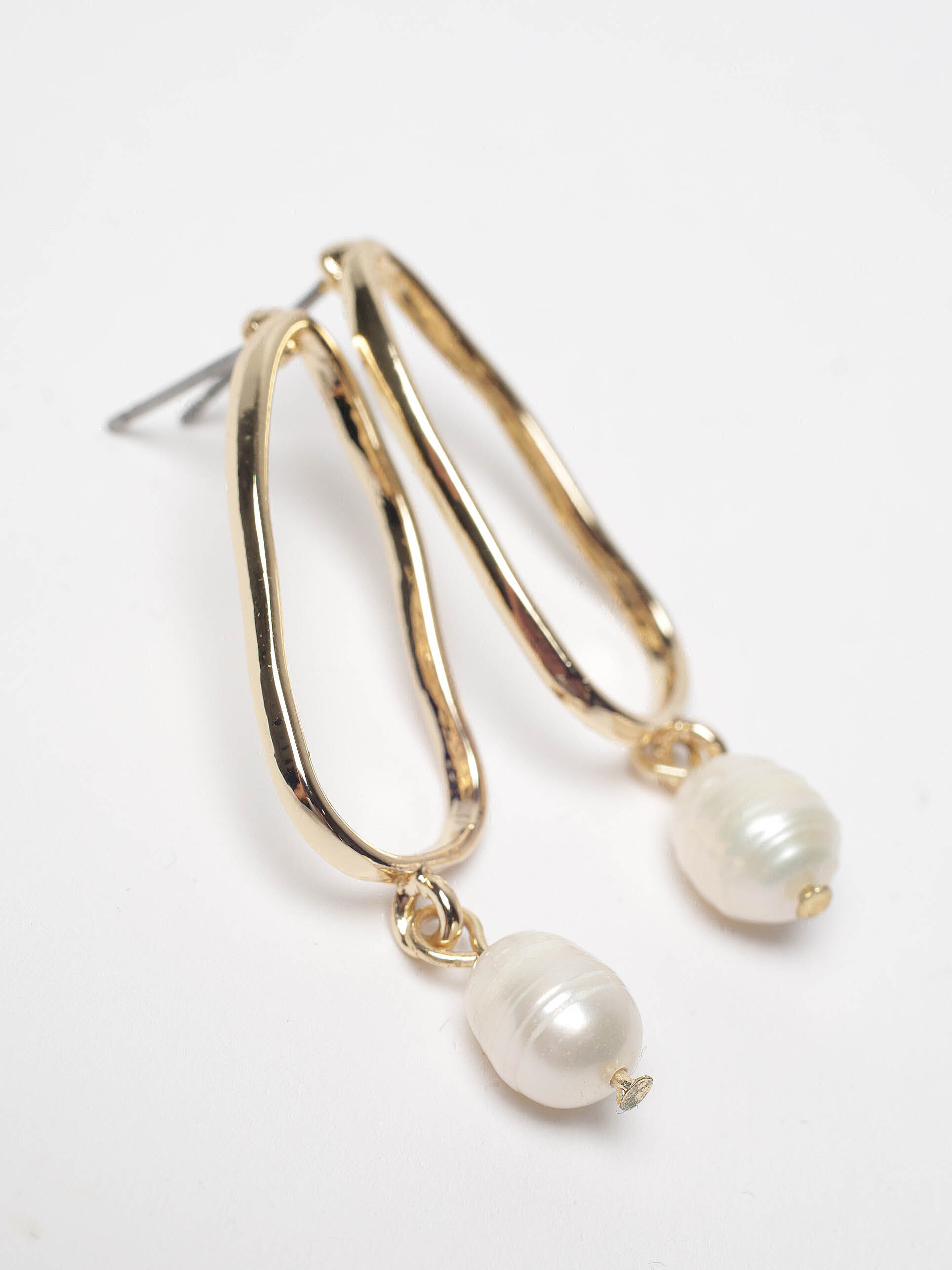 organic shape pearl earring Image 2