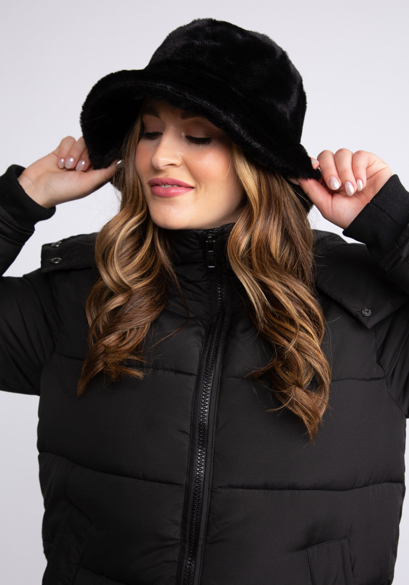 faux fur bucket hat Image 3