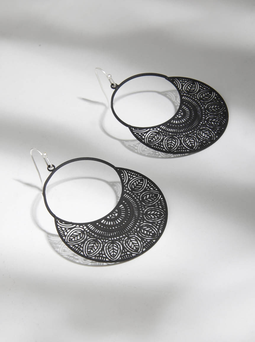 black filigree circle earring Image 5