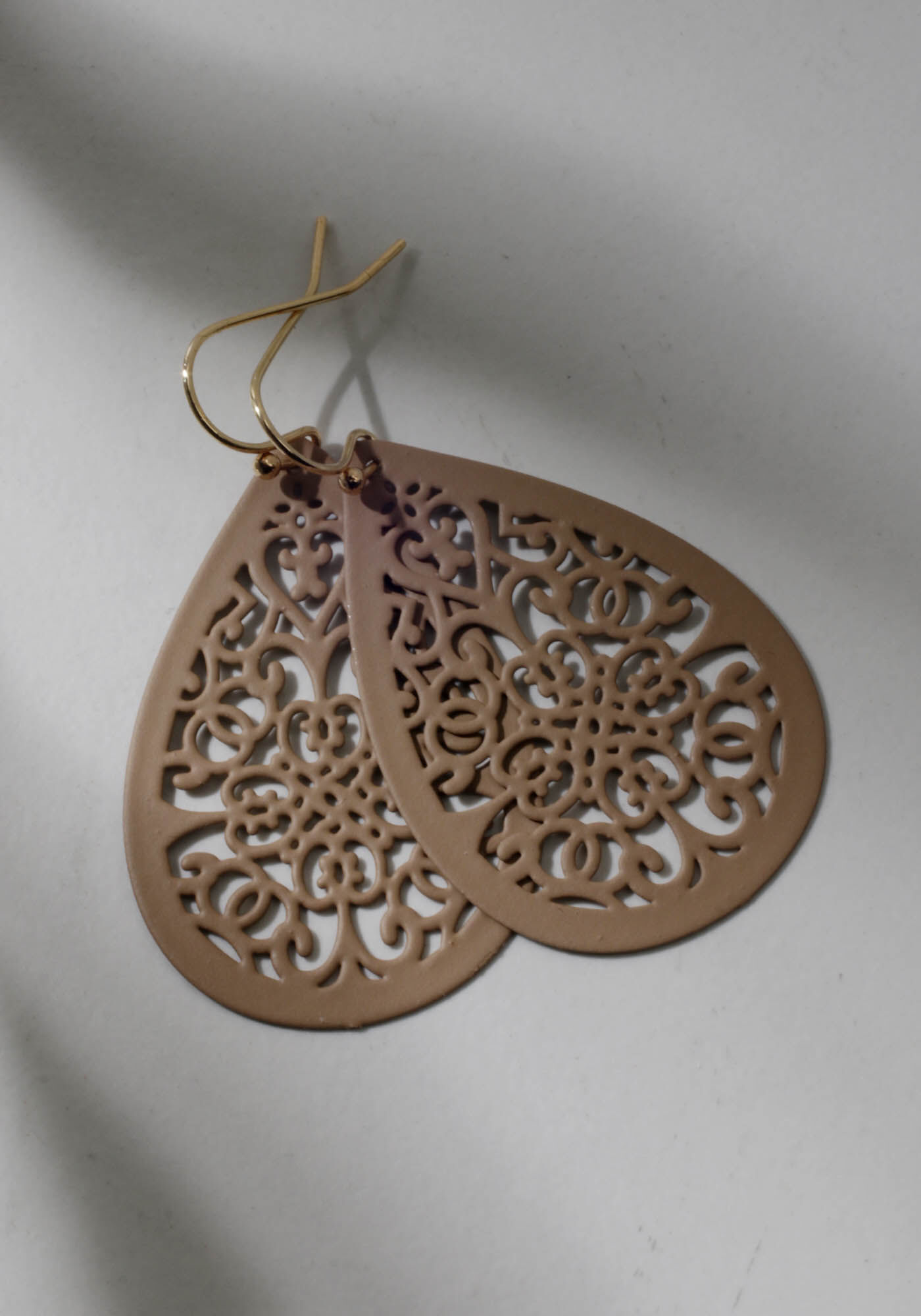 beige filigree earrings Image 4