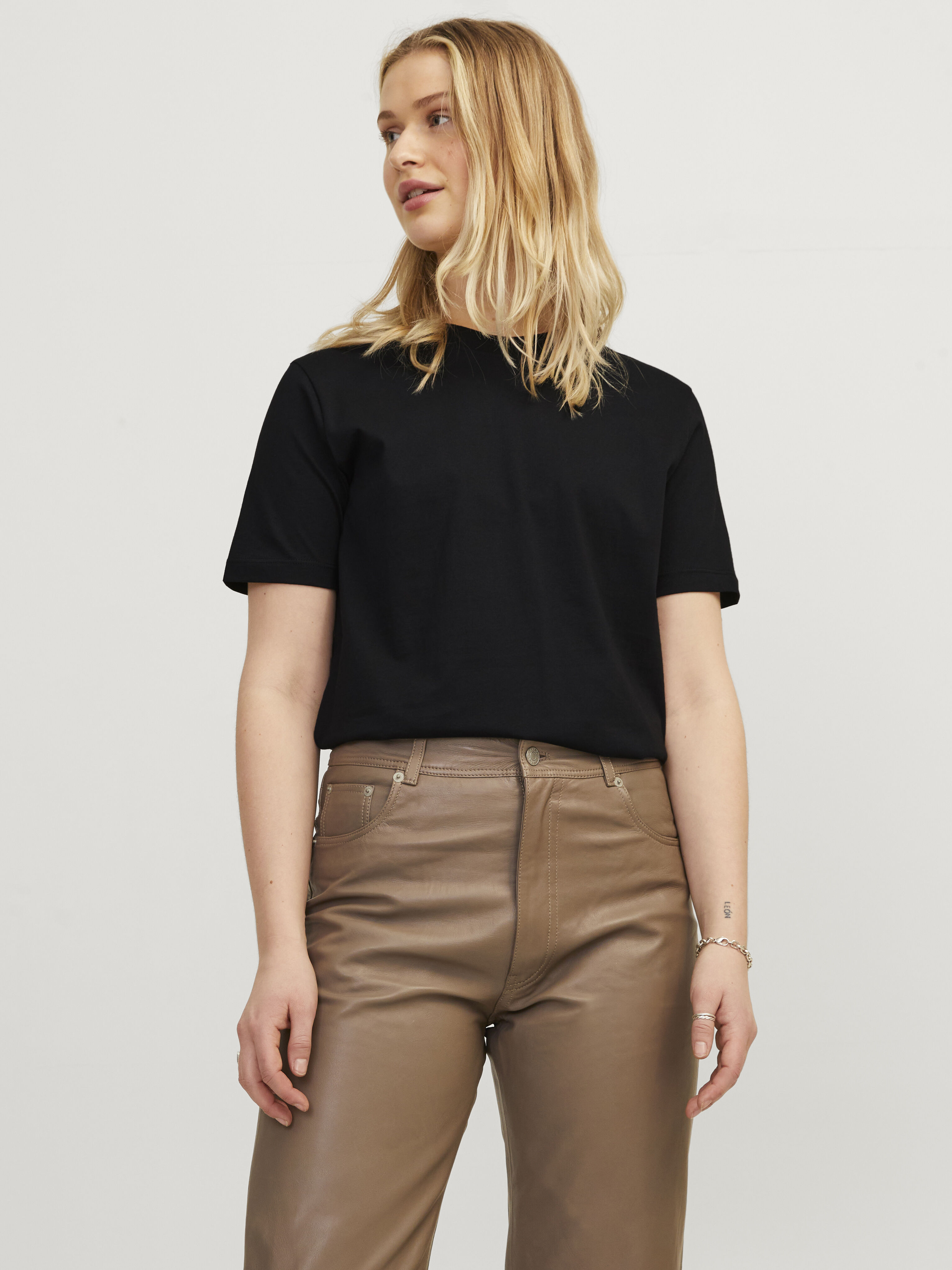 anna crew neck tshirt Image 1