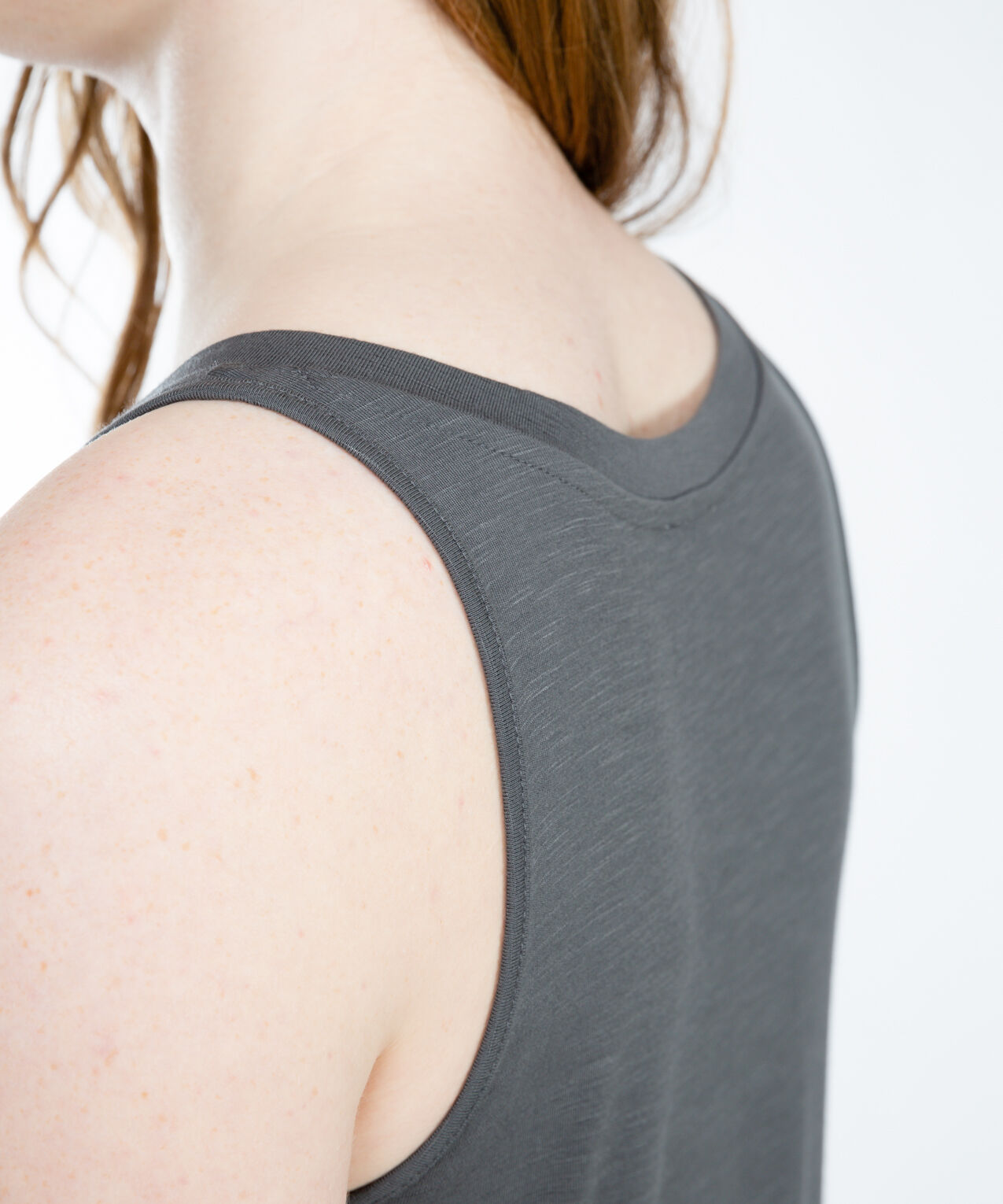 textured knit v neck tank - ela Image 4