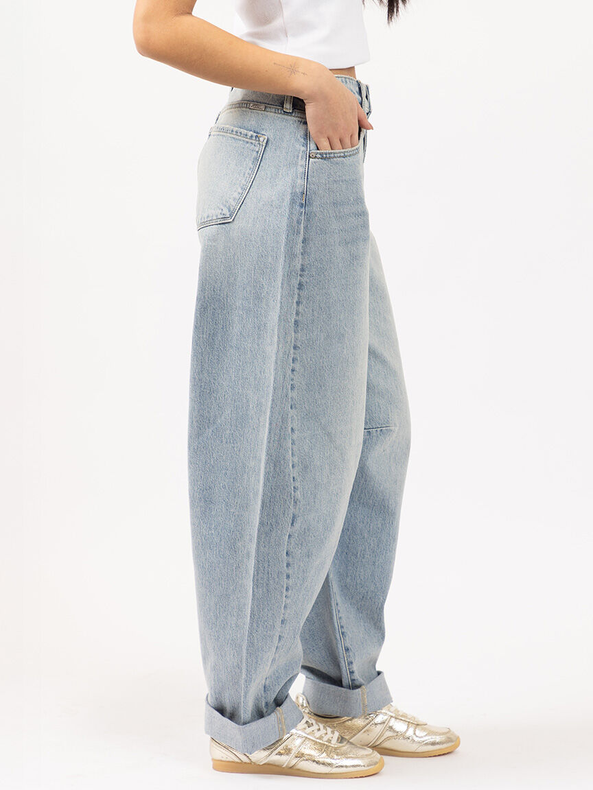 low slung horseshoe jean