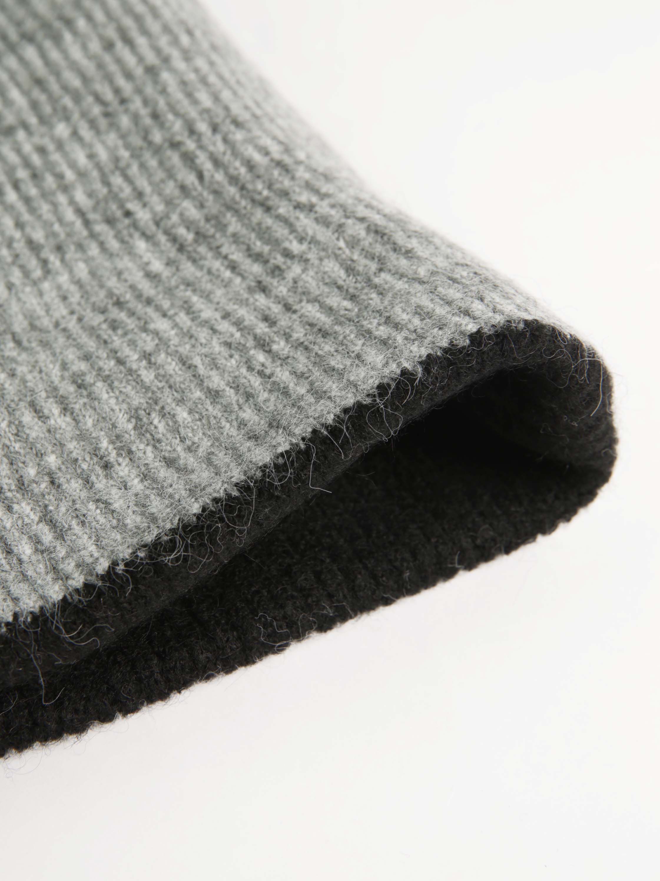 reversible winter hat Image 4
