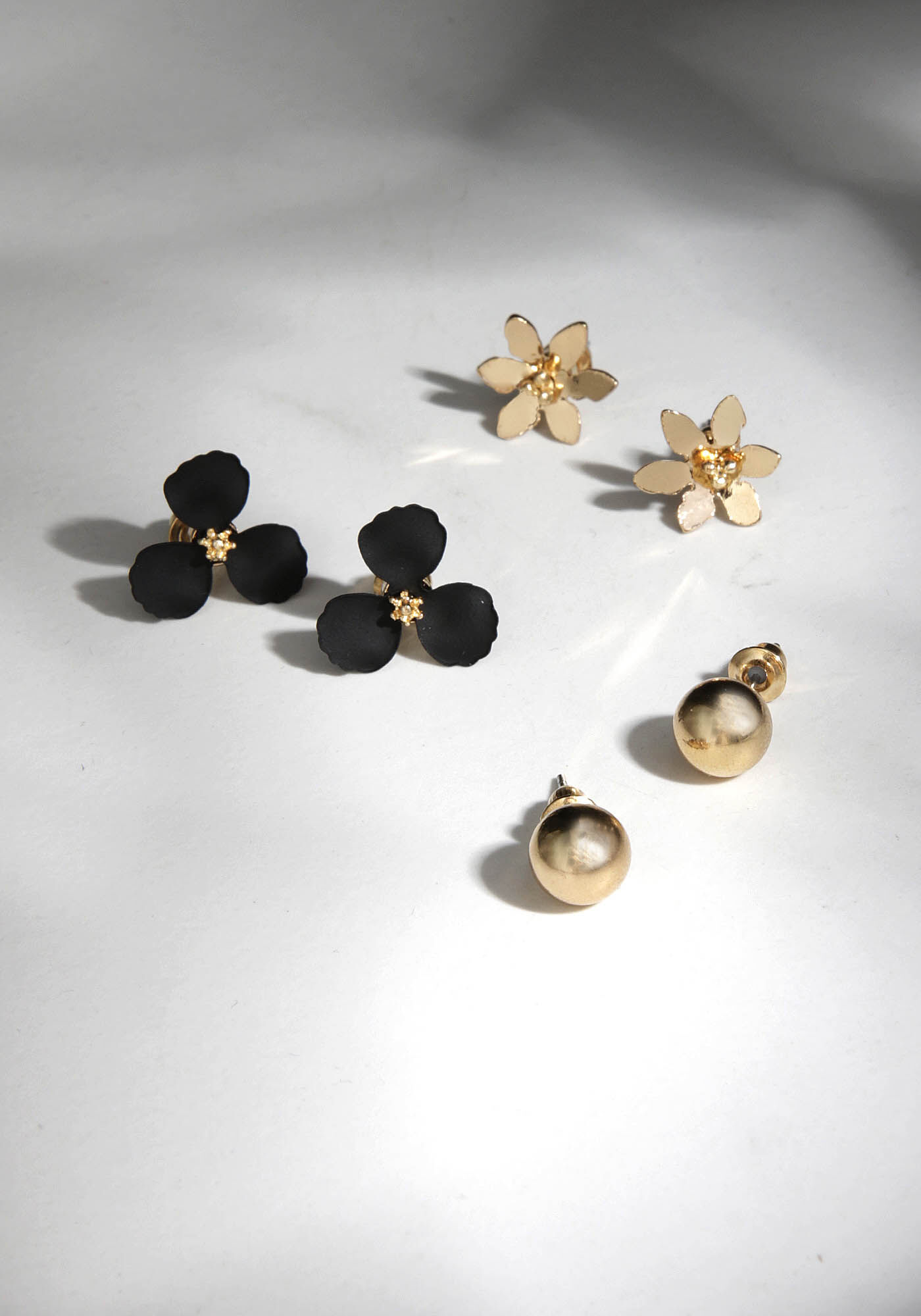 3 pack stud earrings Image 1