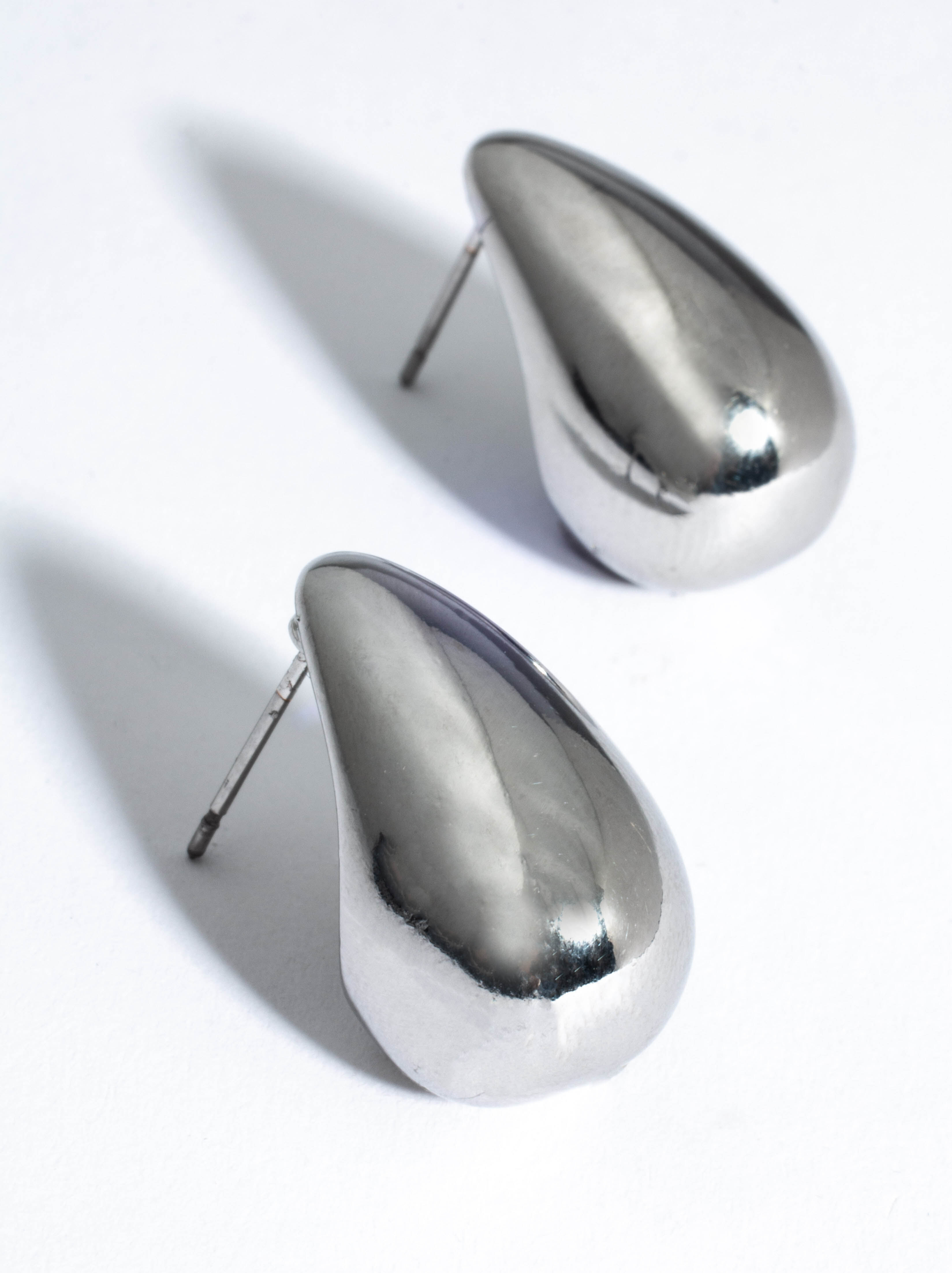 droplet style earring Image 1