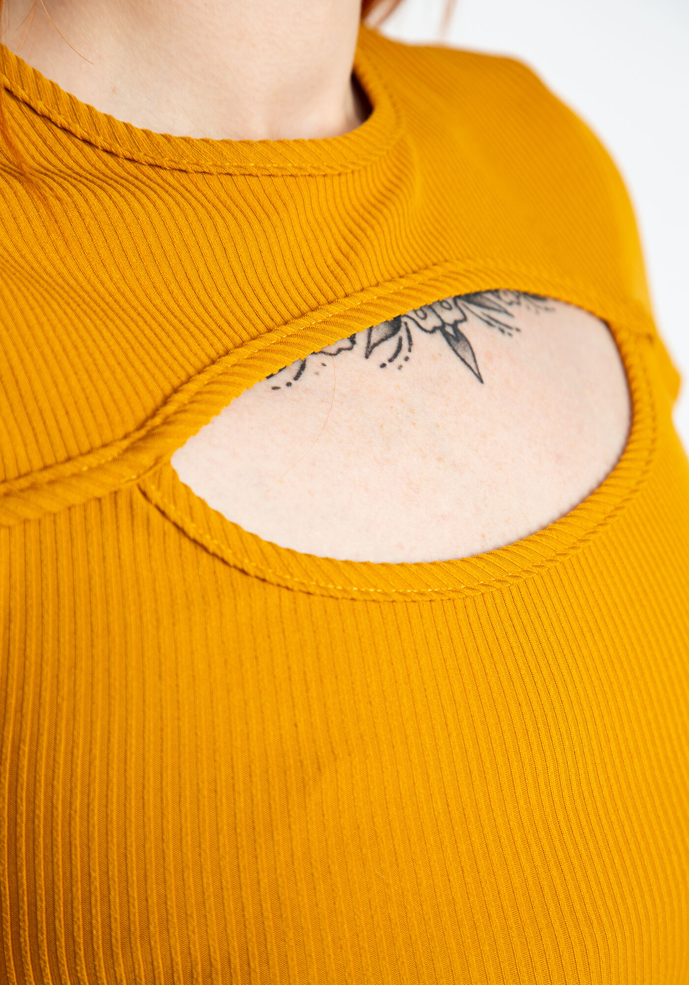 lea cut out short sleeve tee Image 5