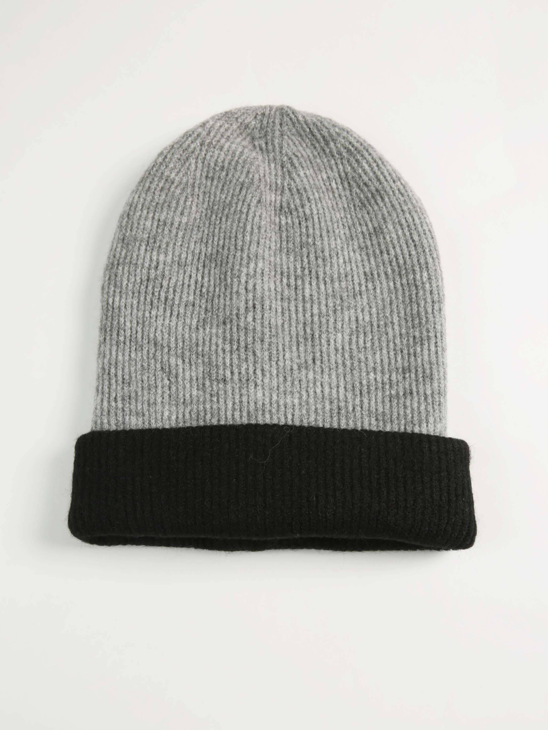 reversible winter hat Image 1