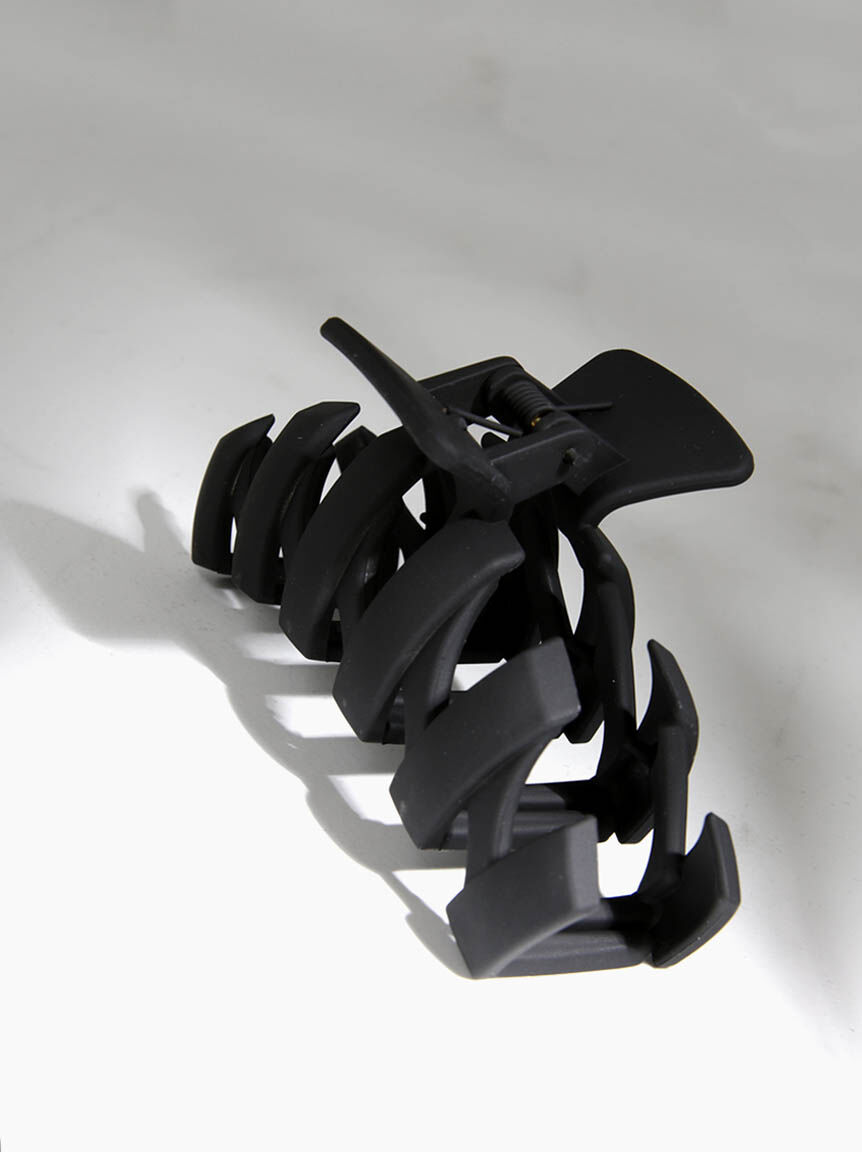 single large claw clip Image 1