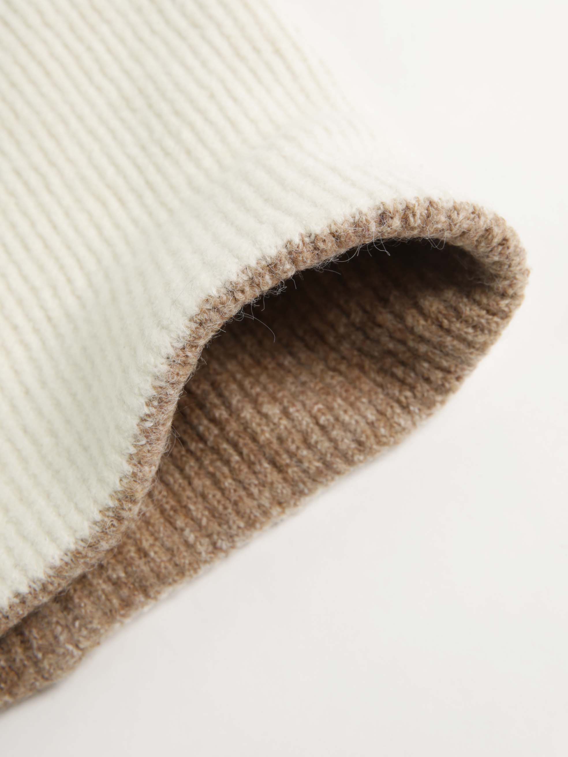 reversible winter hat Image 4