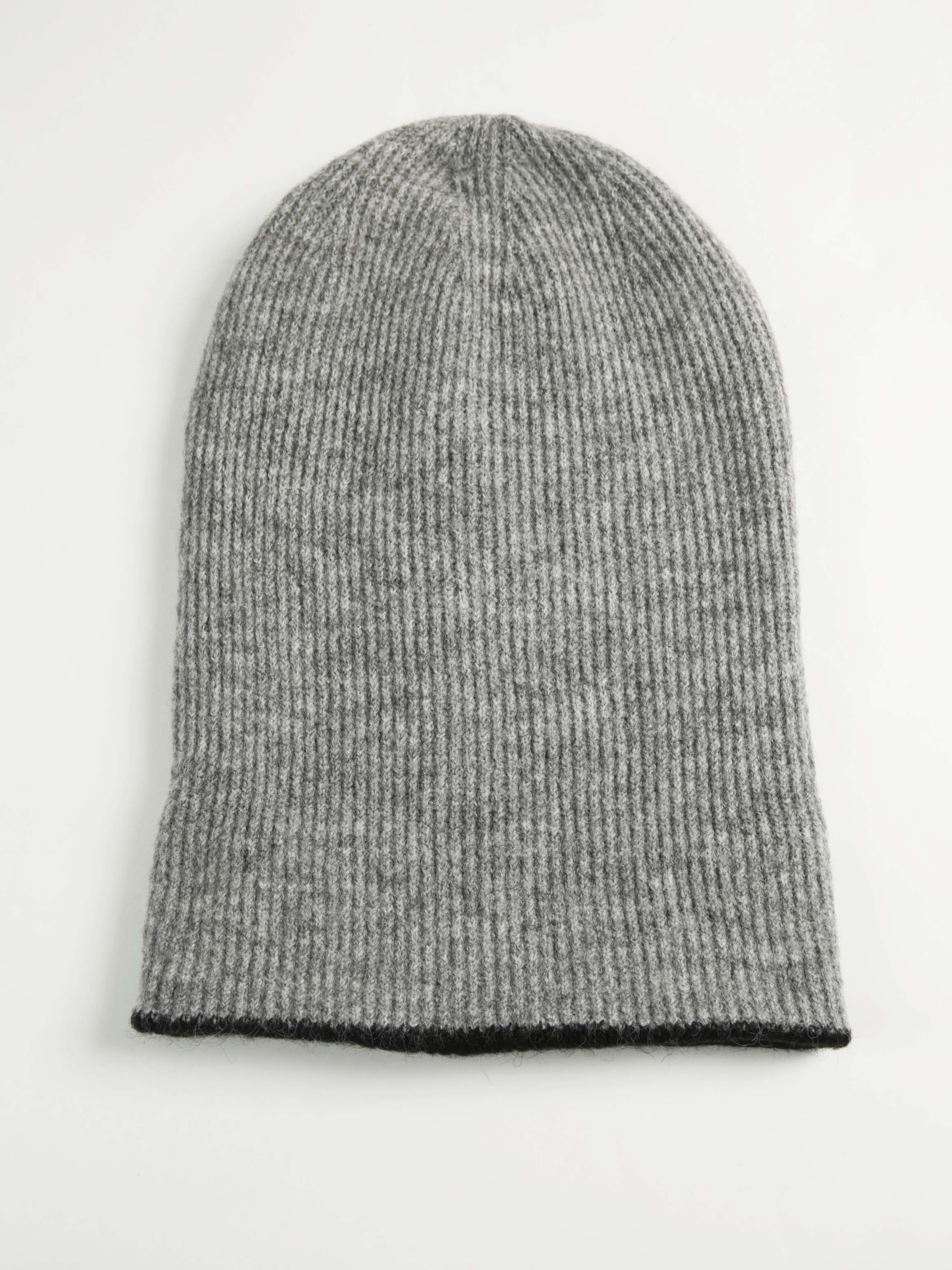 reversible winter hat Image 2
