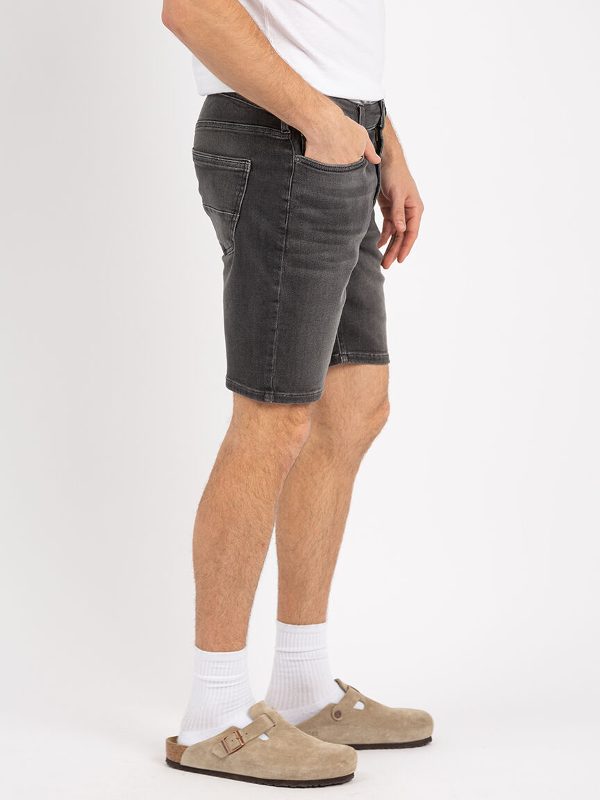 straight short black wash Image 4