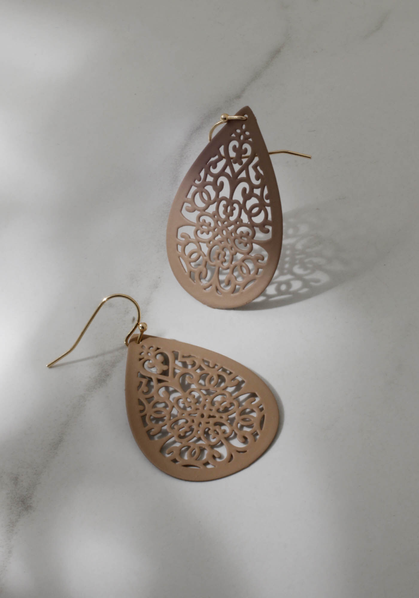 beige filigree earrings Image 3