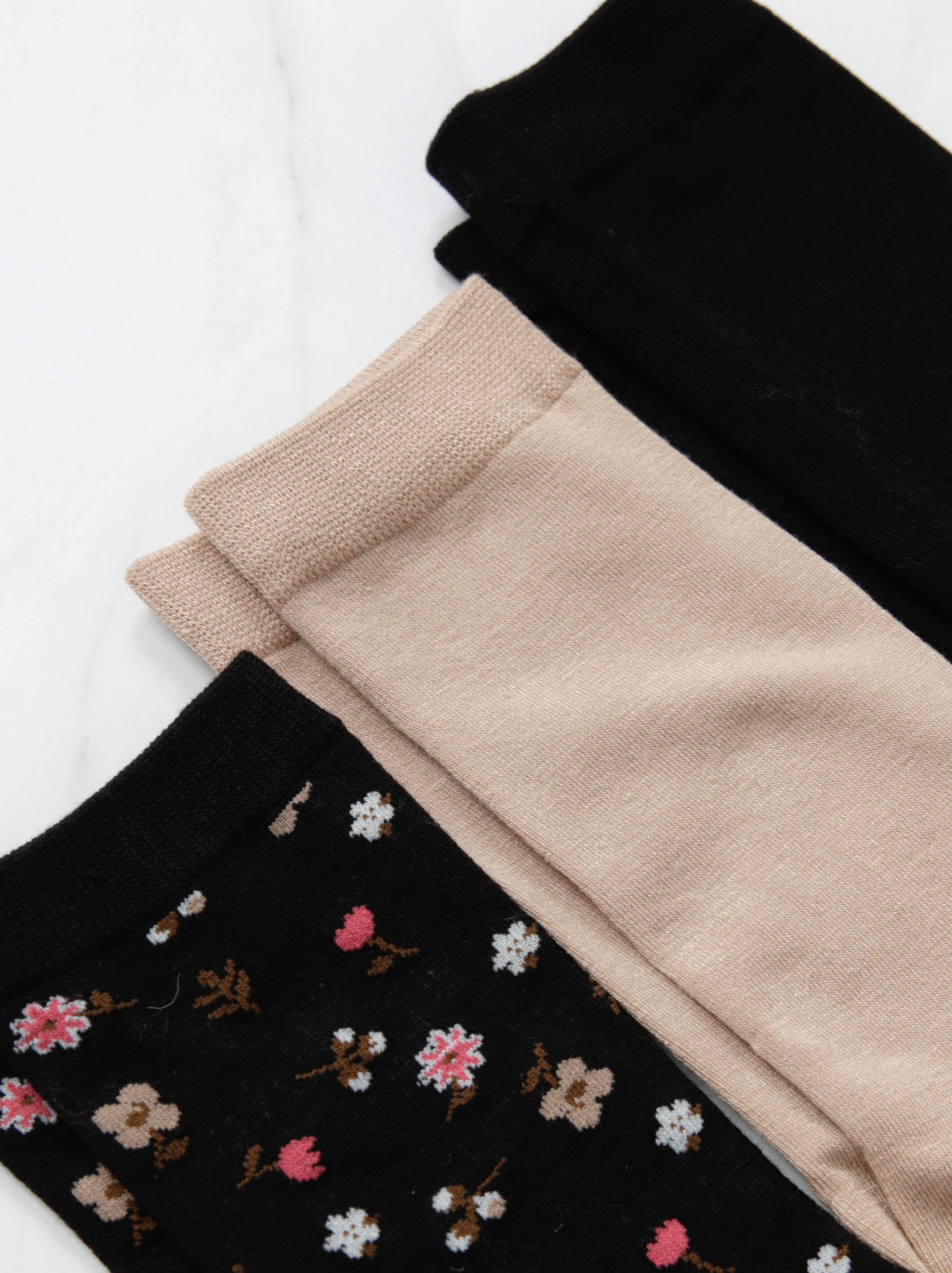 women's 3 pack bamboo blend socks Image 5