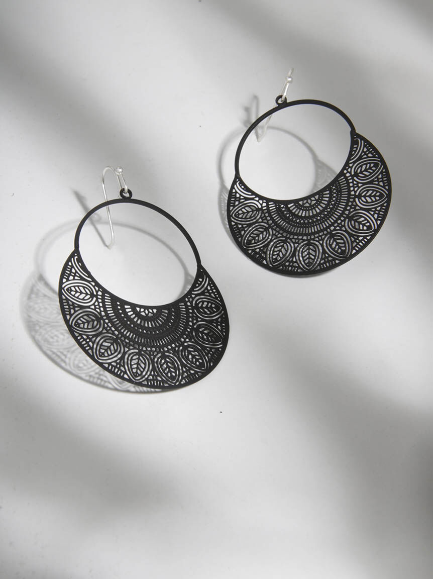 black filigree circle earring Image 4
