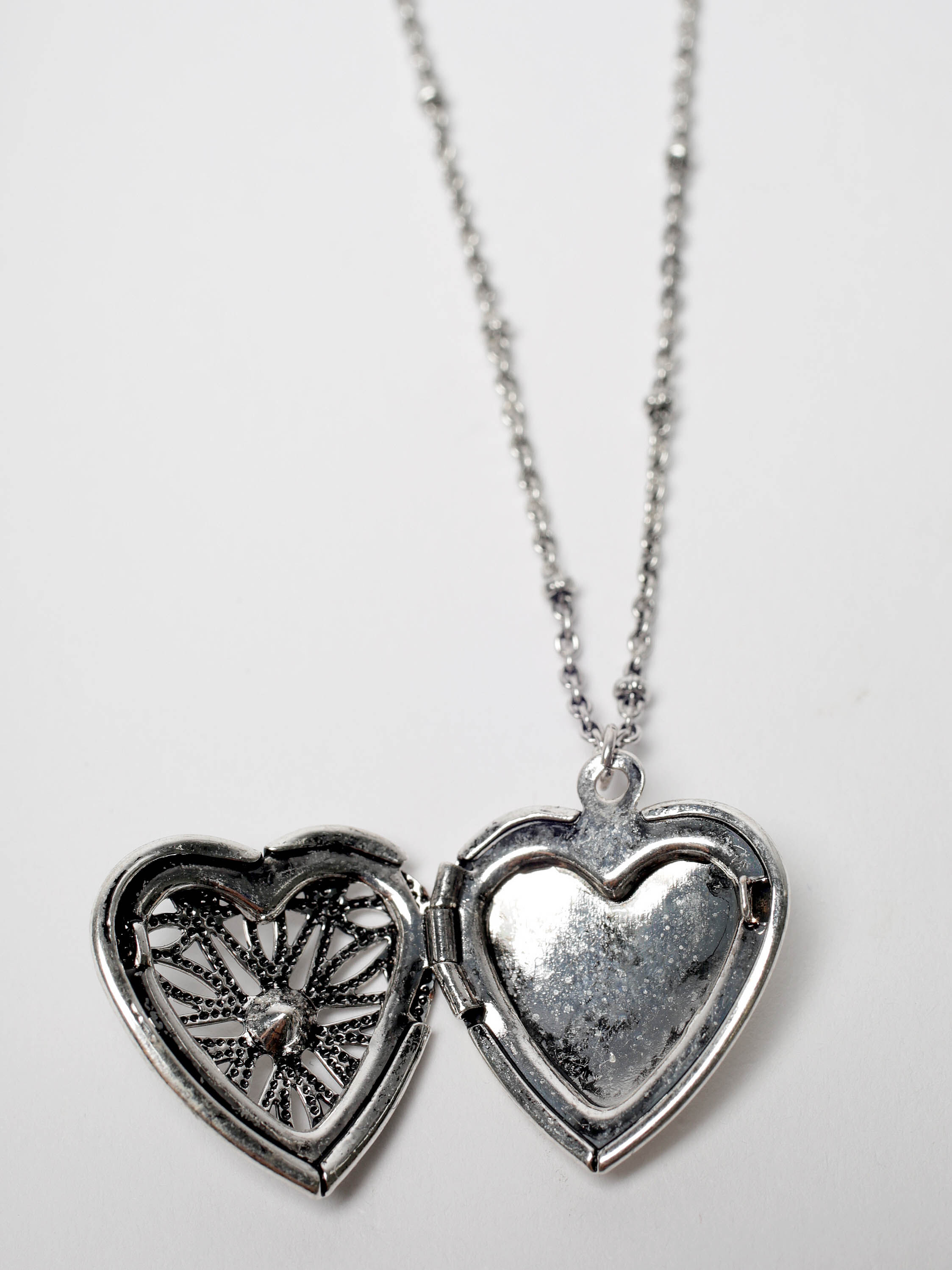heart locket necklace Image 2