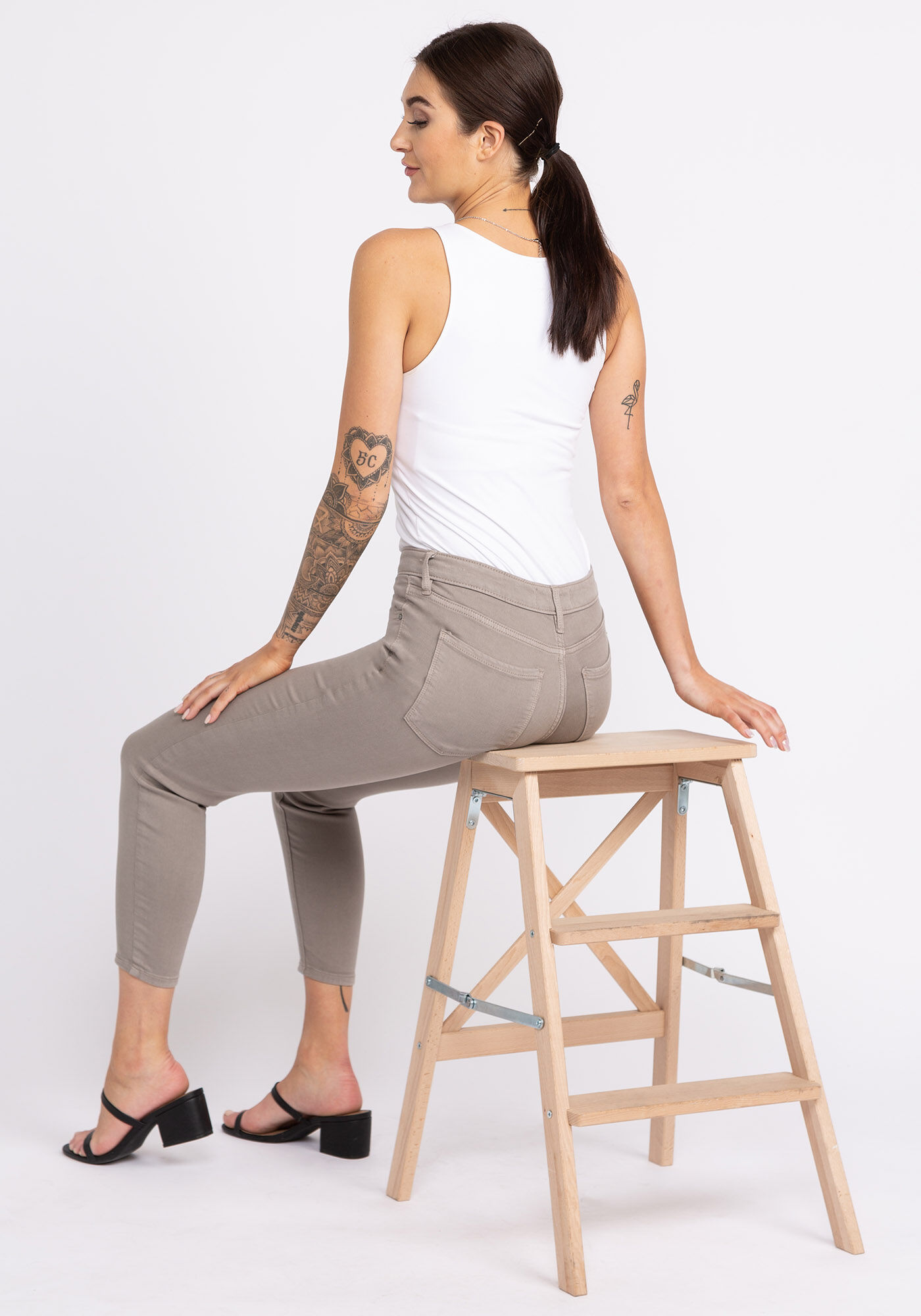 mid rise skinny jeans Image 4