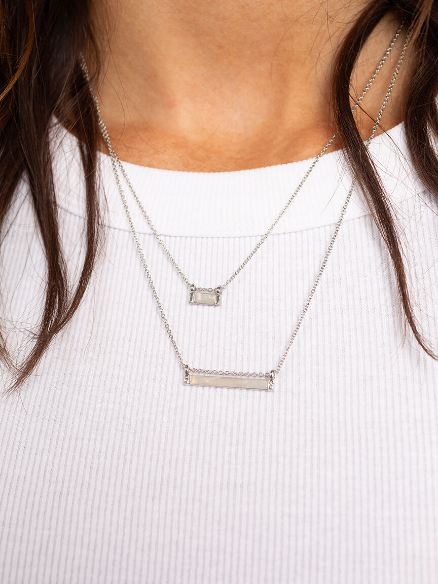 pearlescent bar necklace Image 4