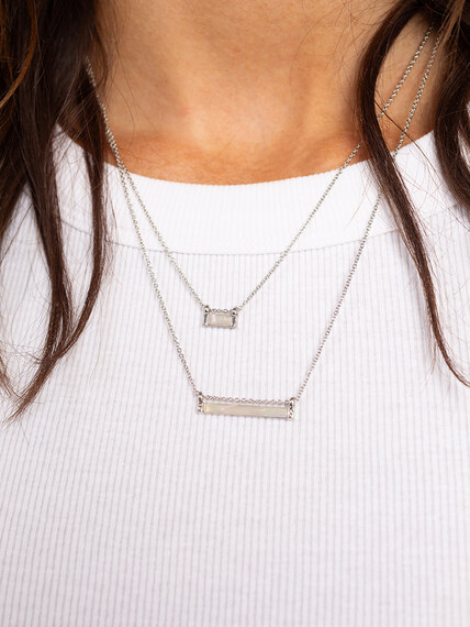 pearlescent bar necklace pearlescent bar necklace Image 4