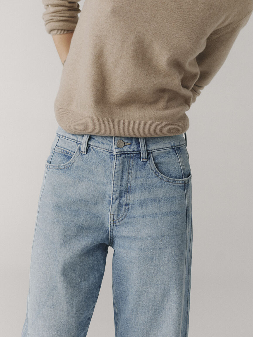 BNA soft curve barrel jean light wash