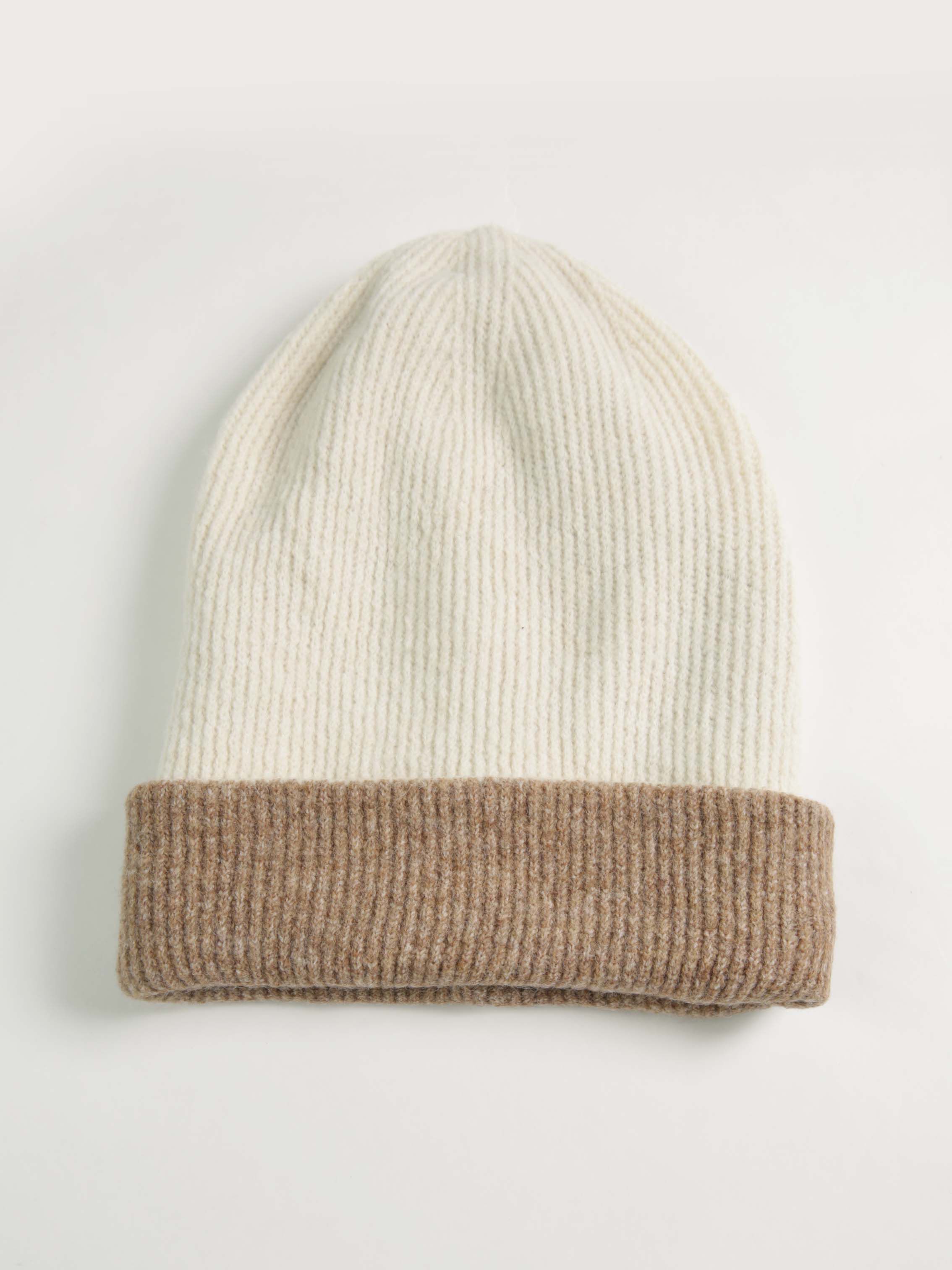 reversible winter hat Image 1