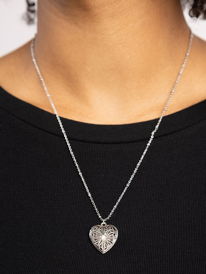 heart locket necklace Image 6