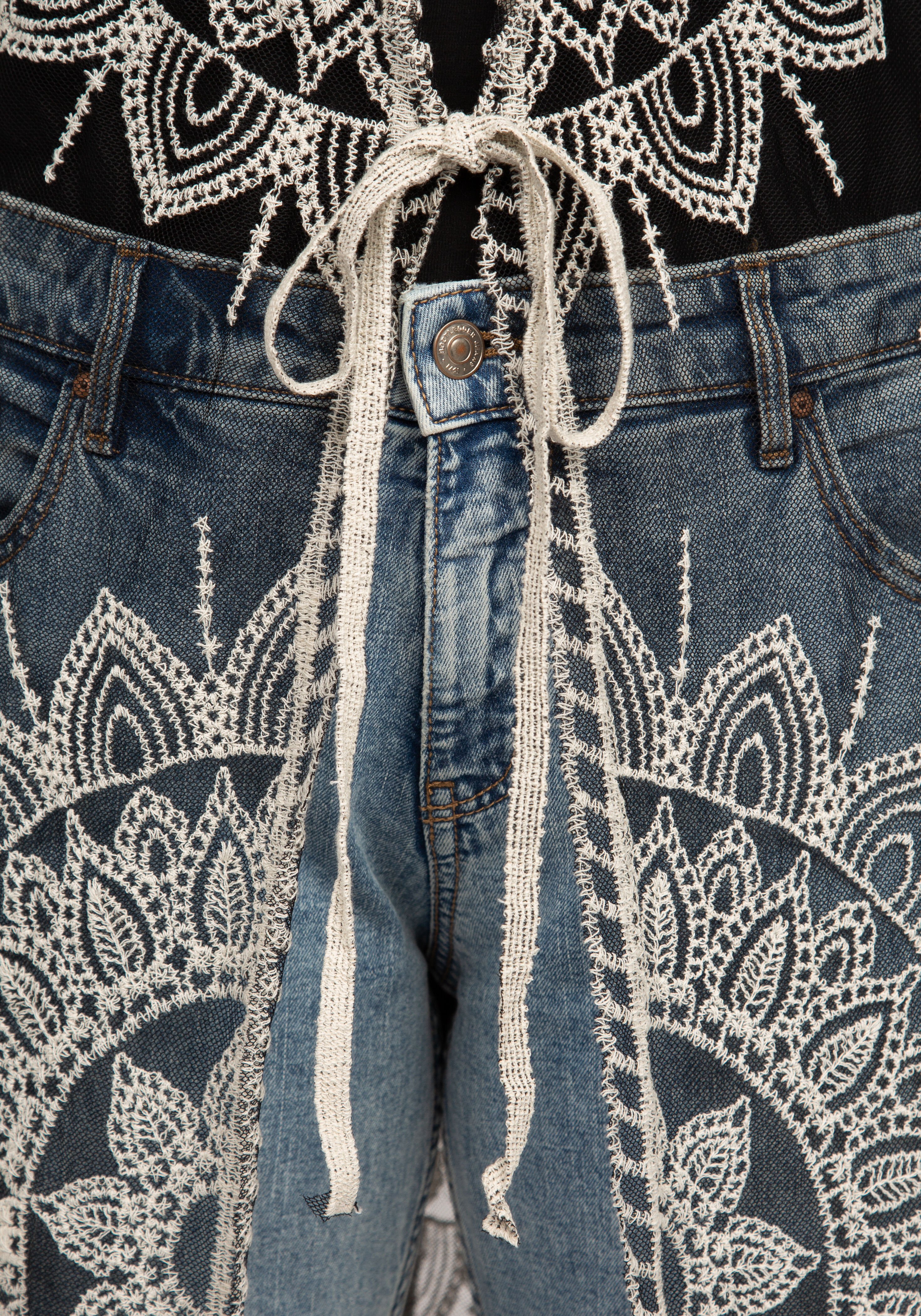 embroidered mesh wrap Image 5