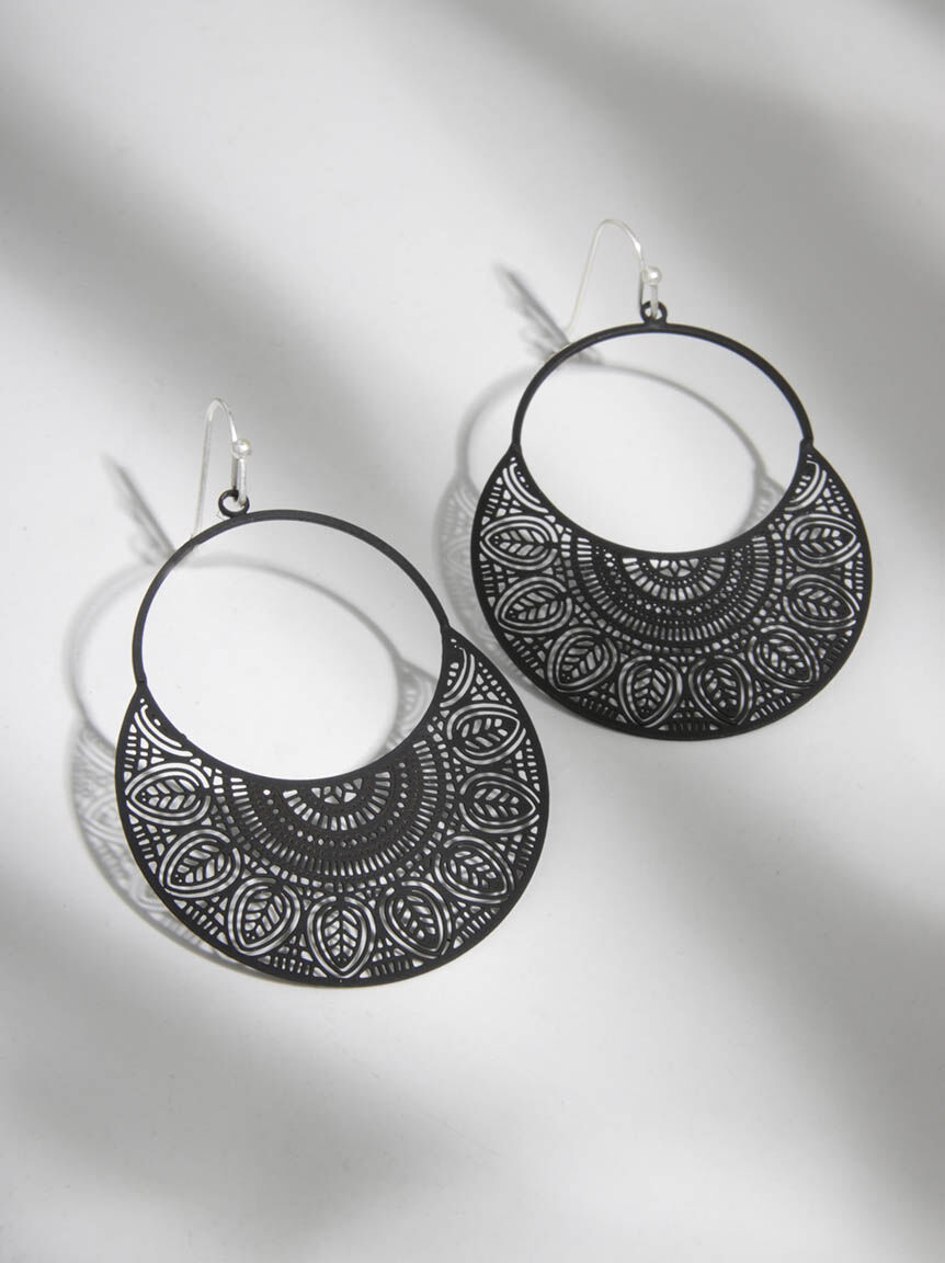 black filigree circle earring Image 6