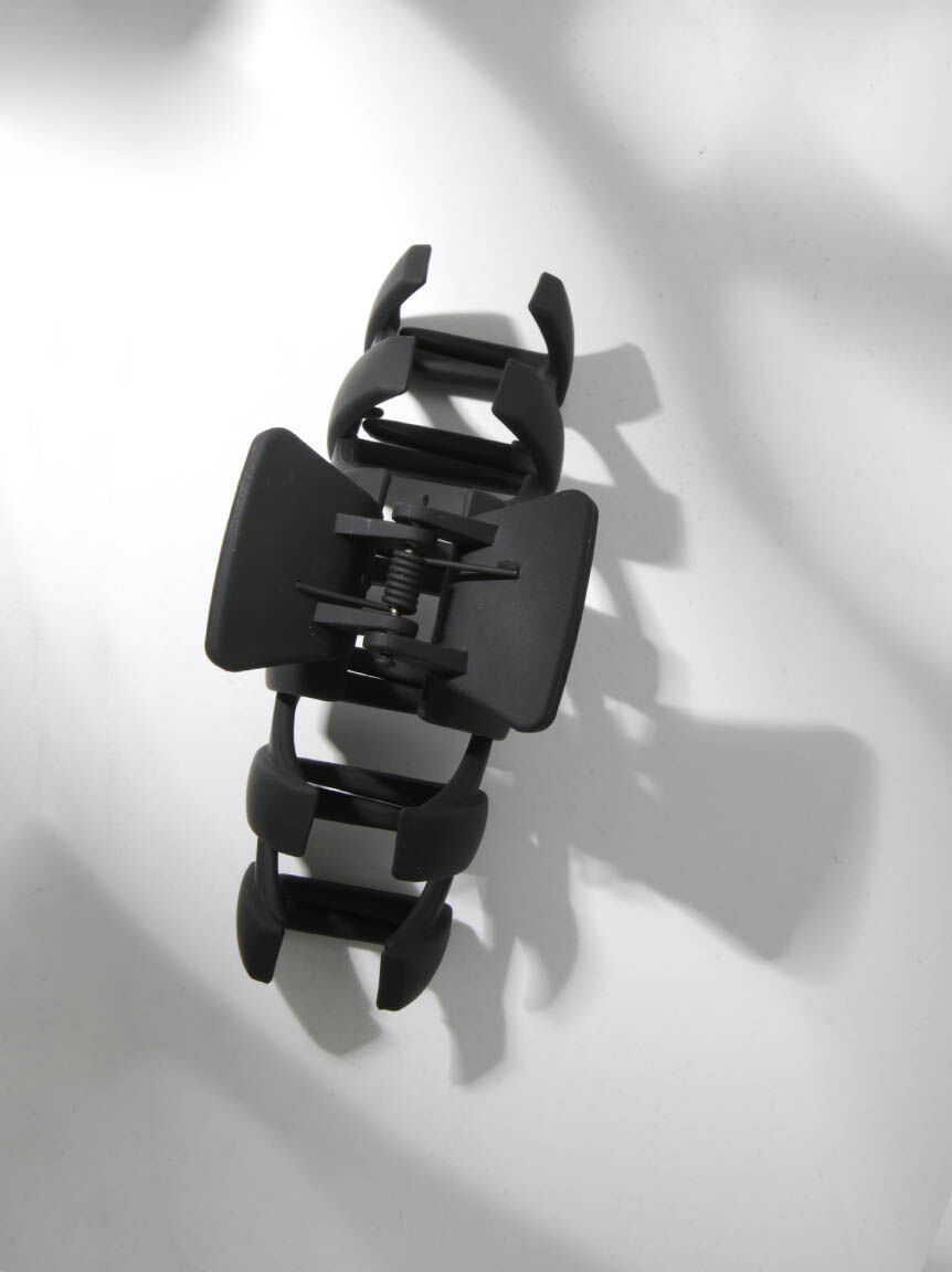 single large claw clip Image 3