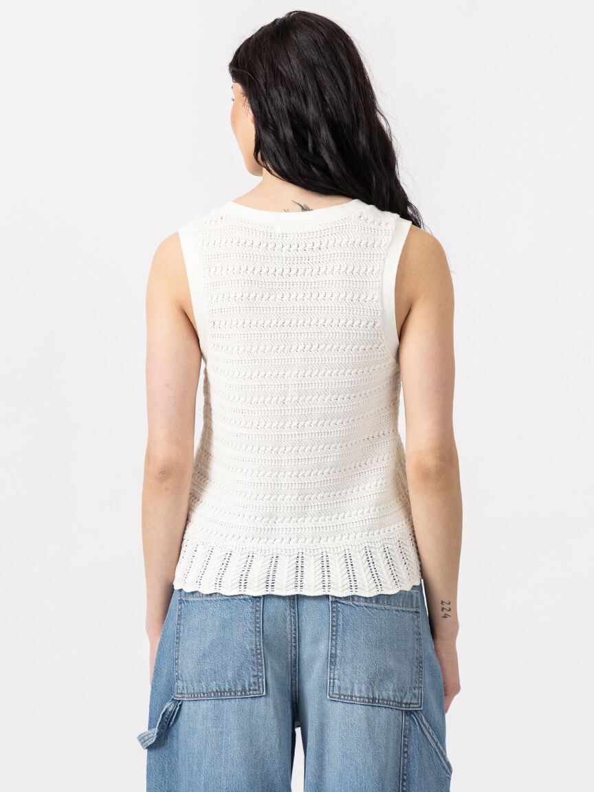 noni v neck vest Image 4