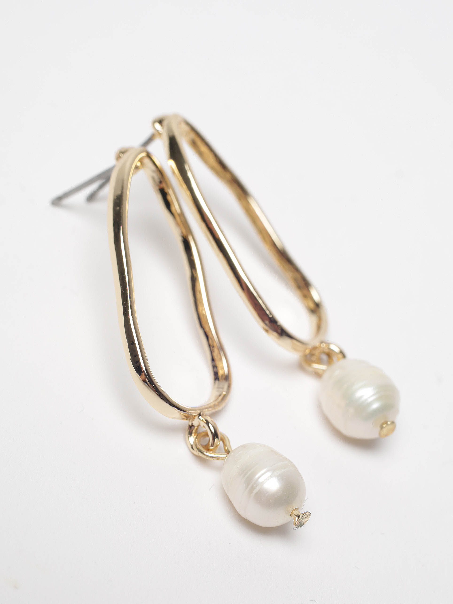 organic shape pearl earring