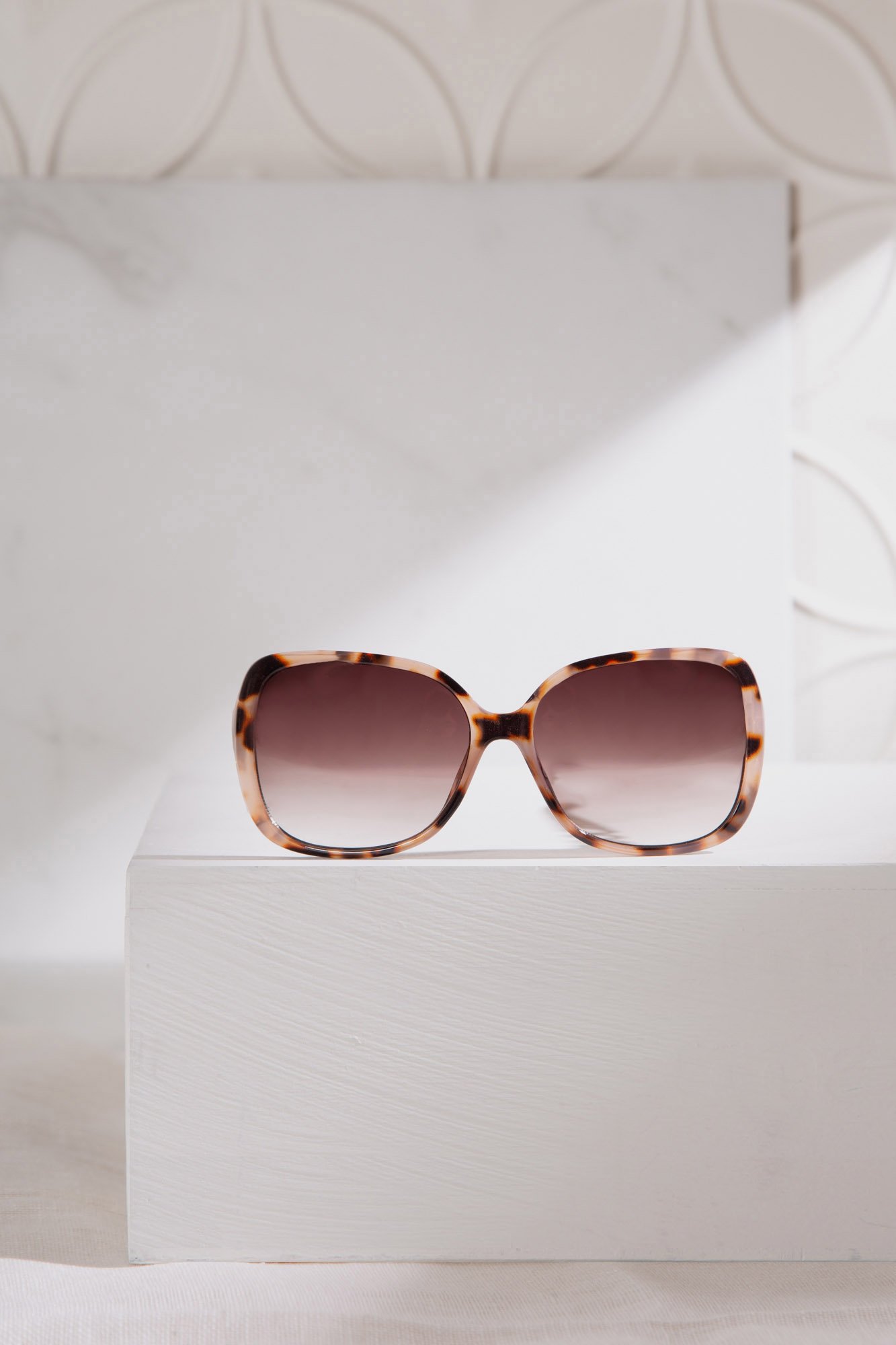 large square frame chain detail sunglasses