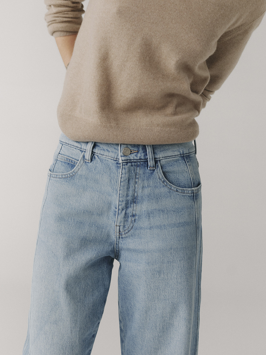 BNA soft curve barrel jean light wash