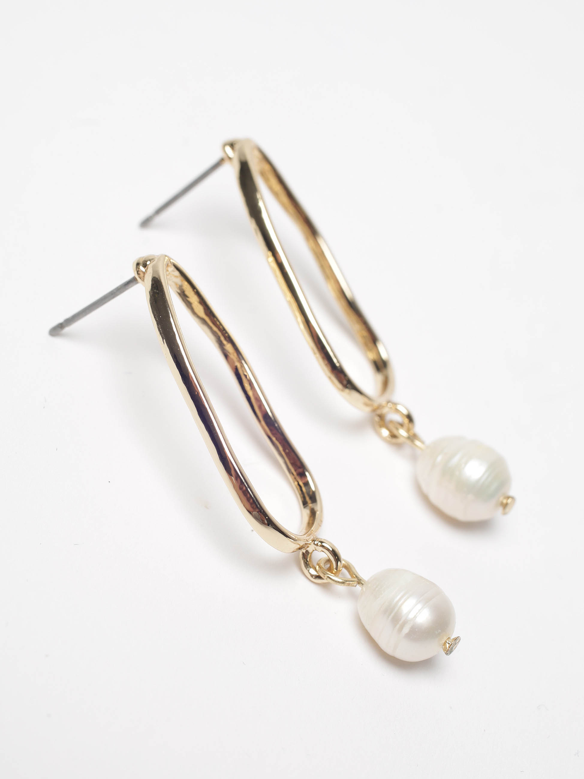 organic shape pearl earring